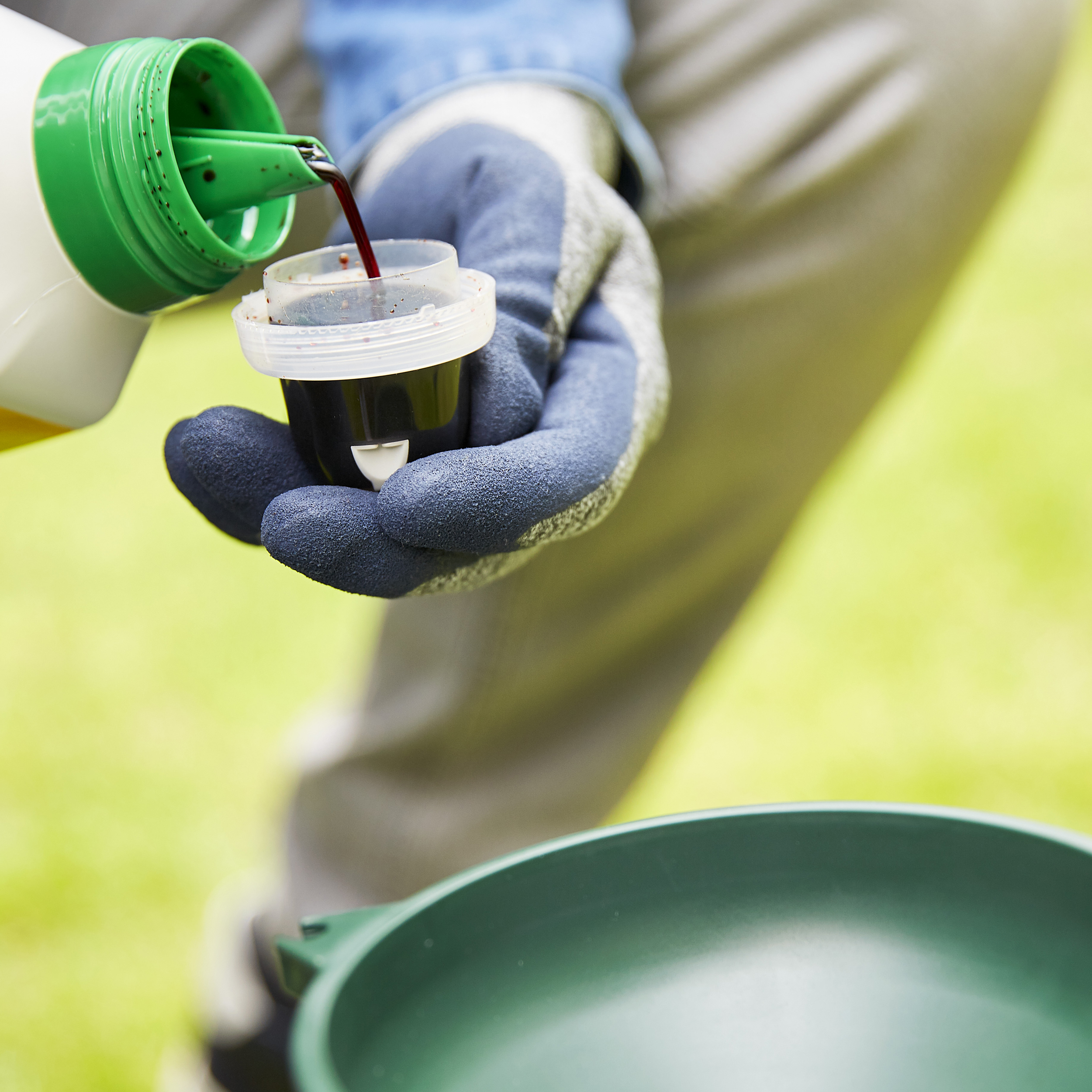 Groene fles Compo Progazon, een geconcentreerde bladvoeding voor het gazon met indirecte werking tegen onkruid en mos (250m²).