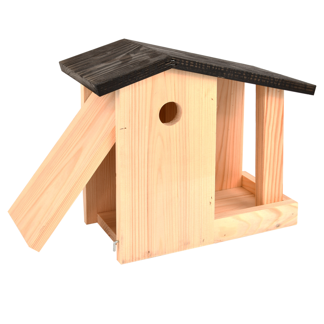 Een houten vogelhuisje met een schuin zwart dak en een geïntegreerde voedertafel eronder. Het huisje heeft een ronde invliegopening en een open voorkant voor eenvoudig schoonmaken.